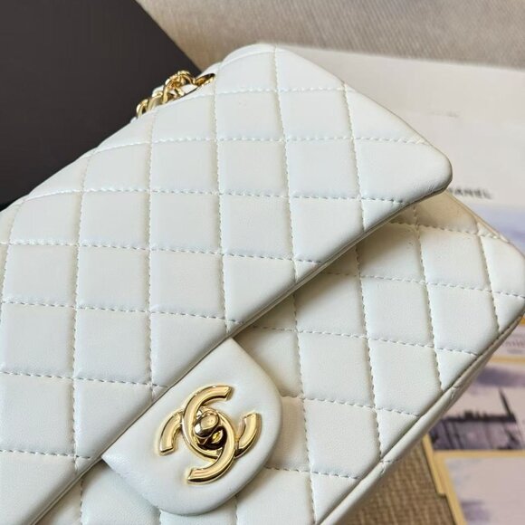 Classic CHANEL Bag: A Stylish and Versatile Choice for Elegance - Picture 4 of 6